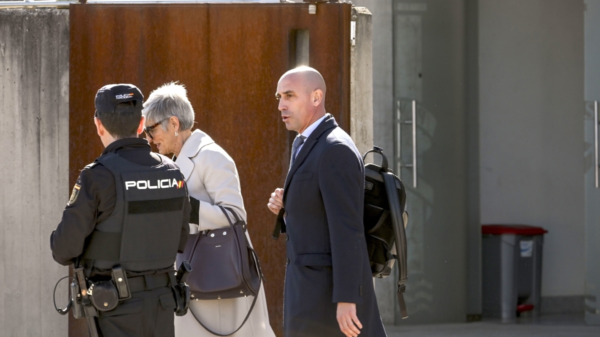 El expresidente de la Real Federación Española de Fútbol (RFEF) Luis Rubiales, a su salida este martes de la Audiencia Nacional en San Fernando de Henares (Madrid)