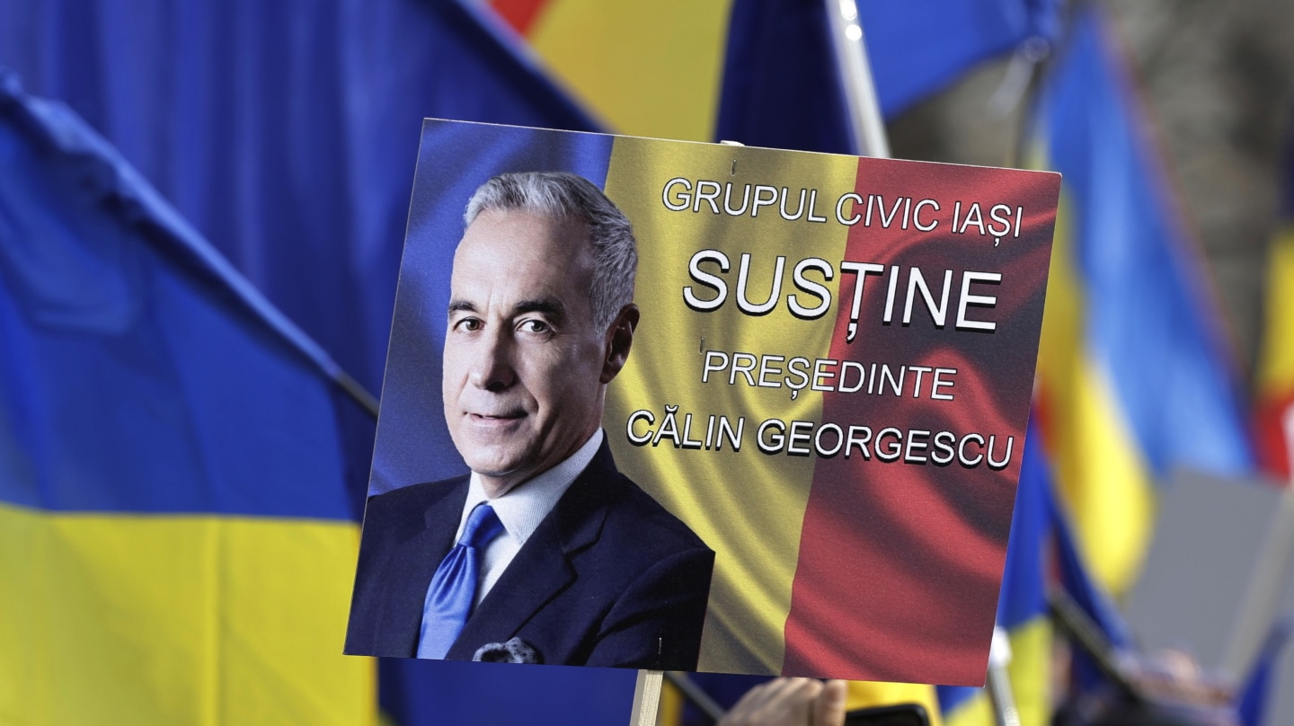 Banderas y carteles con el rostro de Calin Georgescu, candidato a la Presidencia de Rumanía