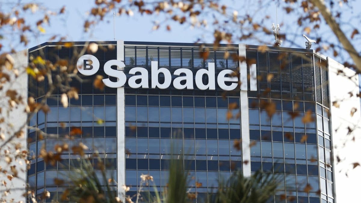 El Sabadell remite a la CNMC sus alegaciones contra la OPA del BBVA