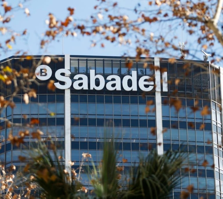 El Sabadell remite a la CNMC sus alegaciones contra la OPA del BBVA