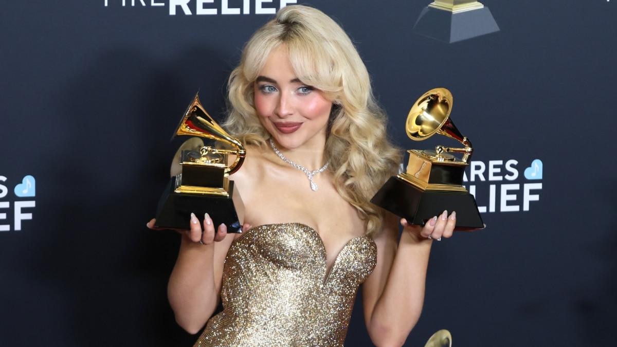 La cantante y compositora estadounidense Sabrina Carpenter posa con sus premios Grammy