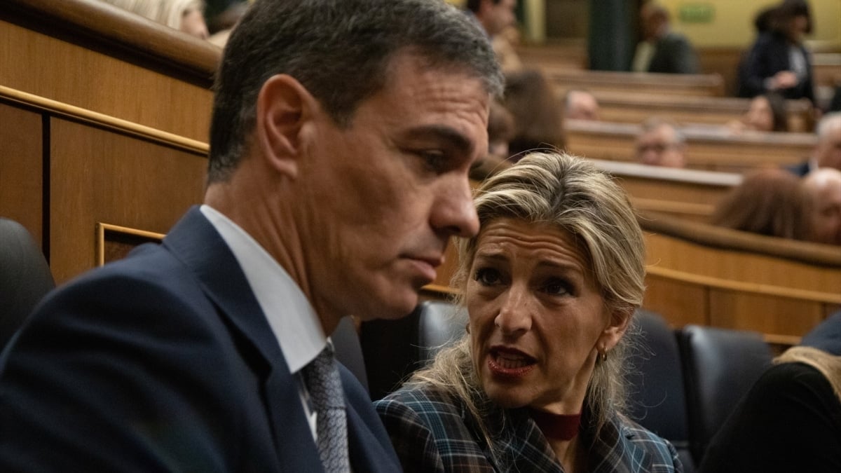 El presidente del Gobierno, Pedro Sánchez, y la vicepresidenta segunda y ministra de Trabajo, Yolanda Díaz, en la sesión de control del Congreso, este miércoles