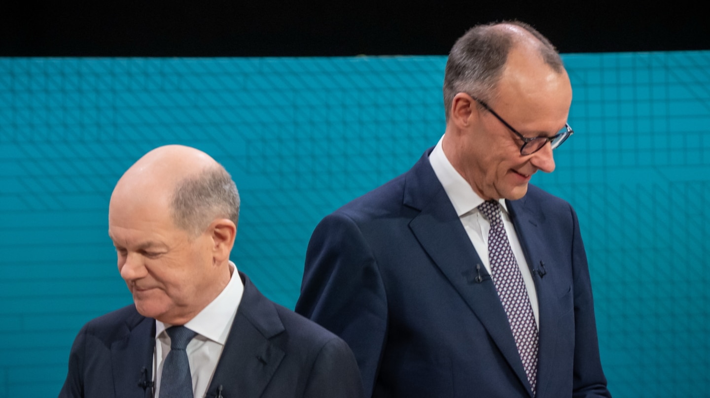 El canciller alemán, Olaf Scholz y el candidato de la Unión, Friedrich Merz, en su primer debate