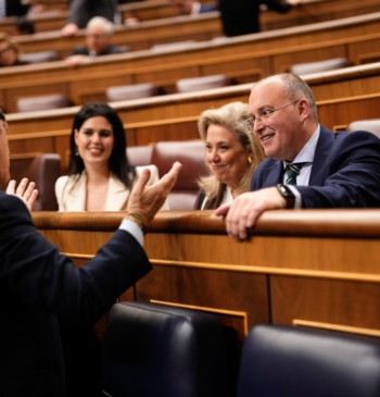 La abstención de Junts y ERC da una nueva victoria al PP [...]