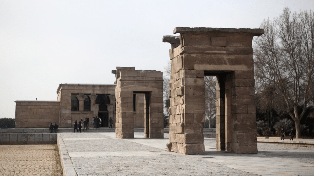 Perspectiva del Templo de Debod, junto al Parque del Oeste de Madrid.