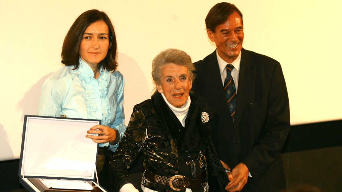 Tony Isbert acompaña a su madre durante un homenaje en 2008 junto a la entonces ministra de Cultura, Ángeles González-Sinde.