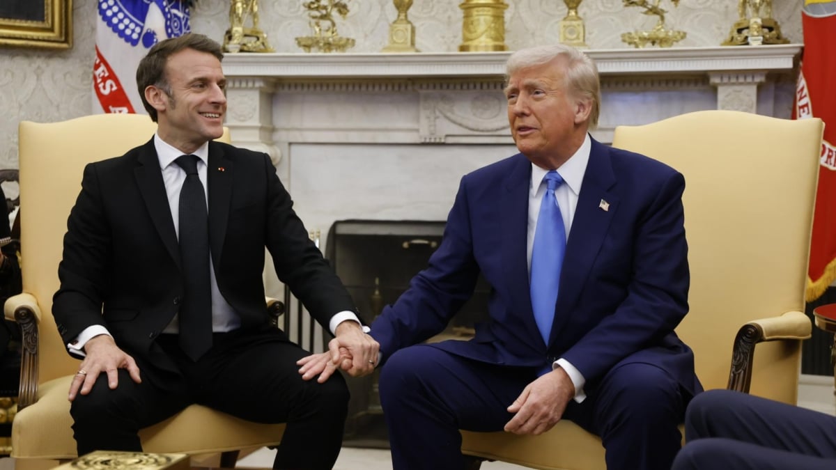 El presidente francés, Emmanuel Macron, se reúne con su homólogo estadounidense, Donald Trump, en el Despacho Oval de la Casa Blanca, en Washington.