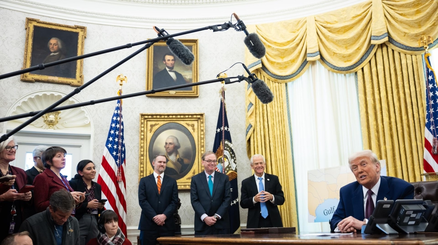 El presidente de Estados Unidos, Donald Trump habla con los periodistas mientras firma órdenes ejecutivas en el Despacho Oval.