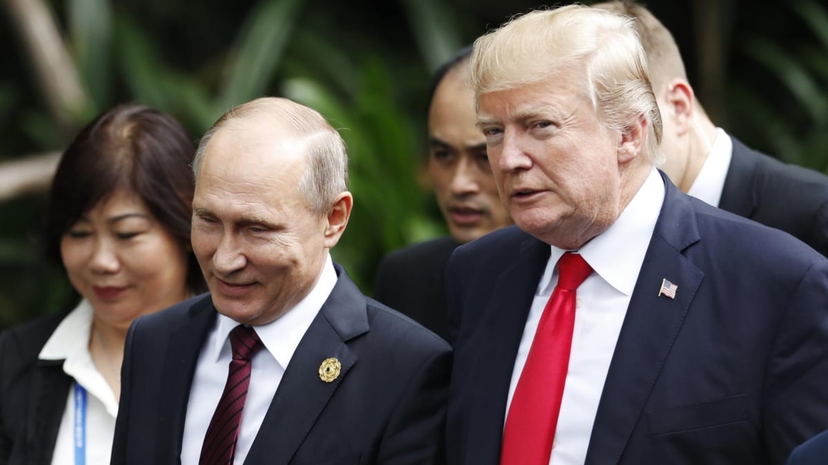 El presidente ruso, Vladímir Putin (i), y el expresidente estadounidense Donald Trump (d), en una fotografía de archivo.