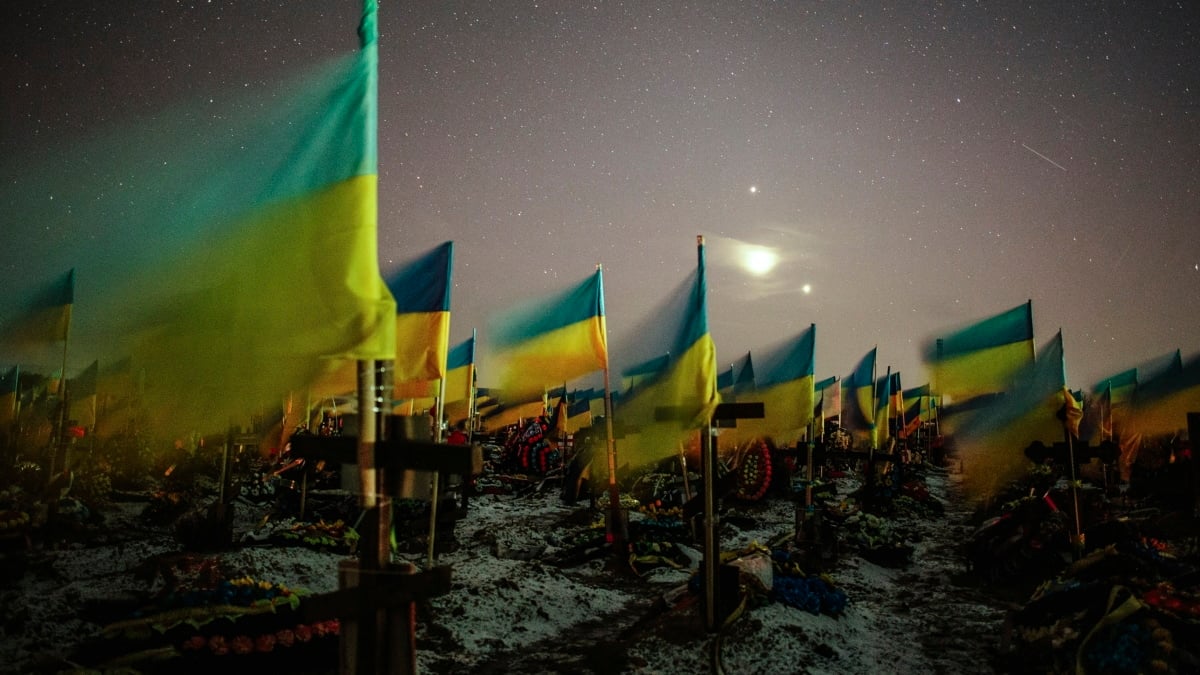 Banderas ucranianas en un cementerio en Járkov.