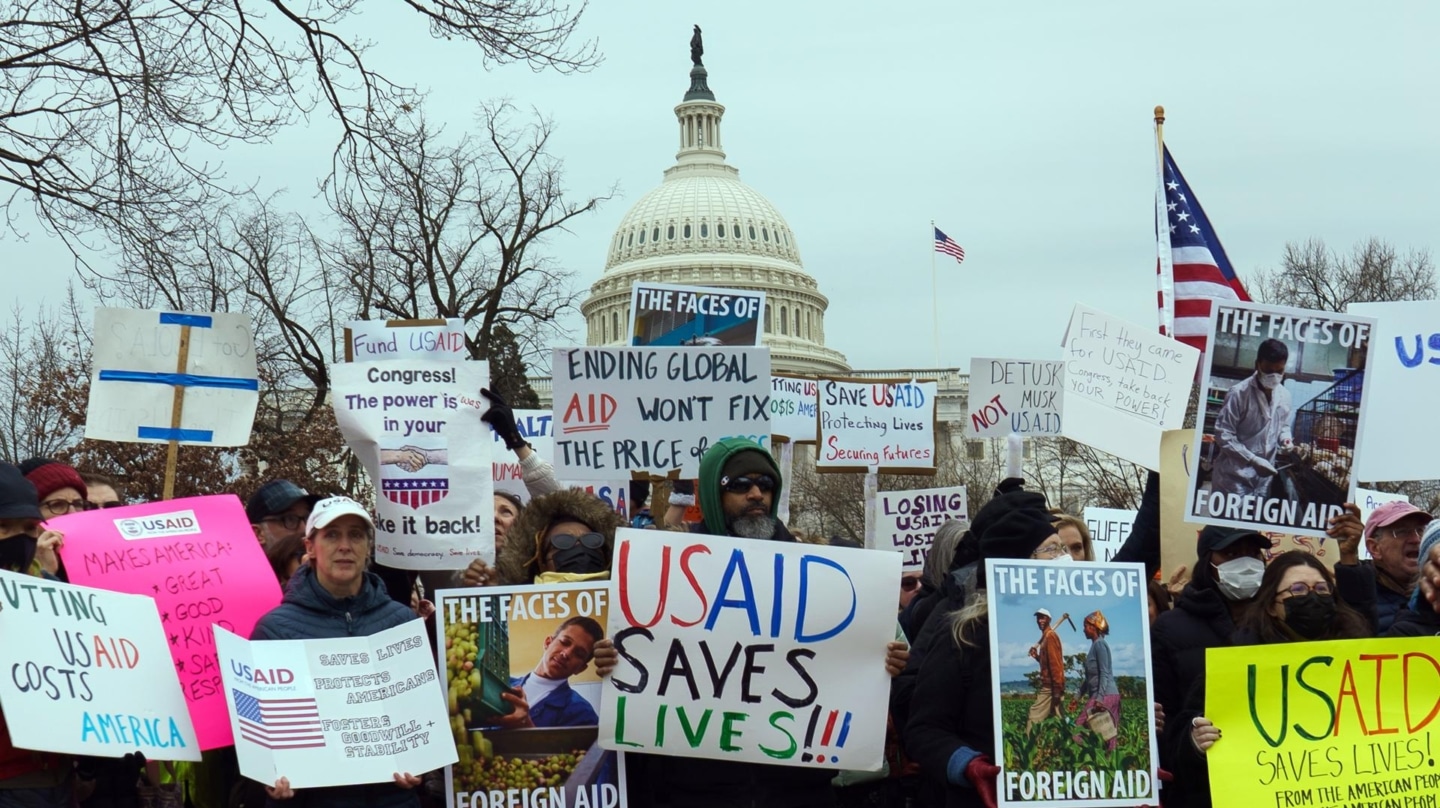 Manifestantes protestan por el cierre de la Agencia de EEUU para el Desarrollo Internacional delante del Capitolio del país, en Washington.