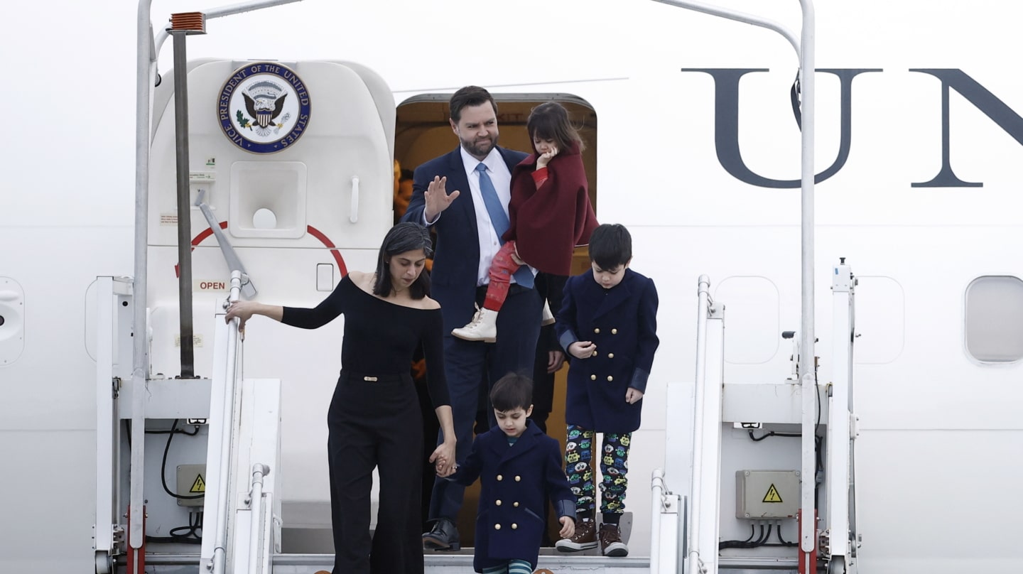 El vicepresidente de EEUU, JD Vance, con su familia a su llegada al aeropuerto de Orly, en París.