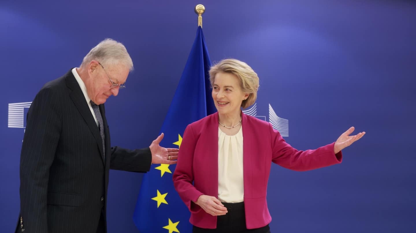 La Presidenta de la Comisión Europea, Ursula von der Leyen, da la bienvenida al enviado especial de los Estados Unidos para Ucrania y Rusia, el general Keith Kellogg, antes de su reunión en la sede de la Comisión en Bruselas.