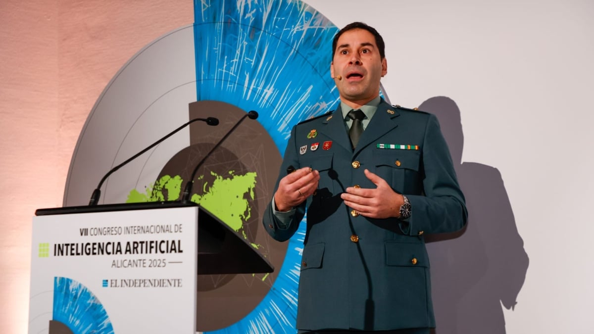 Miguel Á. Abad, comandante de la Guardia Civil: "Se delegan tareas en la IA, pero la responsabilidad no"