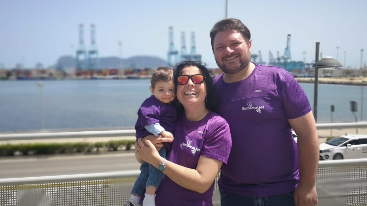 Vanesa Saiz y Juanlu Reyes con el pequeño Noah