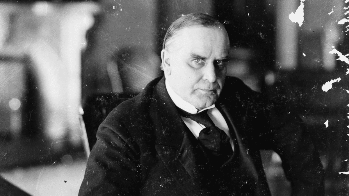 William McKinley en su despacho en 1898.