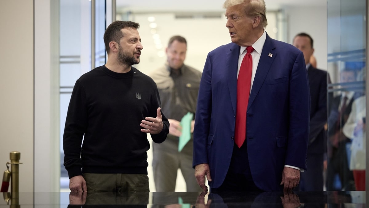 Donald Trump, entonces candidato a presidente de EEUU, y el presidente de Ucrania, Volodimir Zelenski, hablan en la Torre Trump de Nueva York.