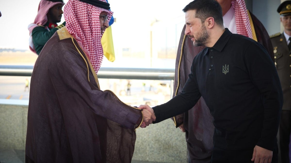 El presidente Volodimir Zelenski saluda a funcionarios saudíes a su llegada a Yidda, en Arabia Saudí.