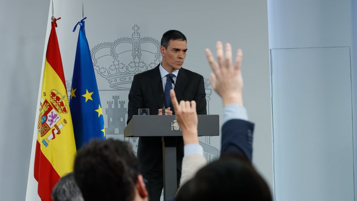 MADRID, 13/03/2025.- El presidente del Gobierno, Pedro Sánchez, ofrece una reunión tras las reuniones que ha mantenido este jueves, con los diputados, Cristina Valido de Coalición Canaria, Néstor Rego del BNG, Ione Belarra de Podemos y Alberto Catalán de UPN, en el Palacio de la Moncloa, en Madrid. EFE/ J.J. Guillén