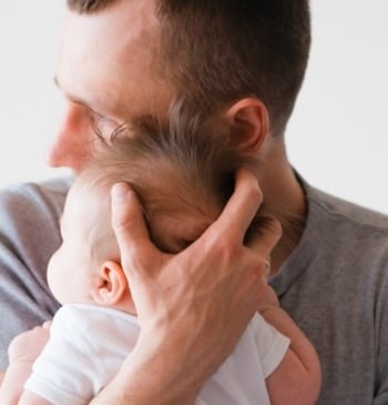 Testículos menguantes, empatía creciente: cómo la paternidad transforma biológicamente a los hombres