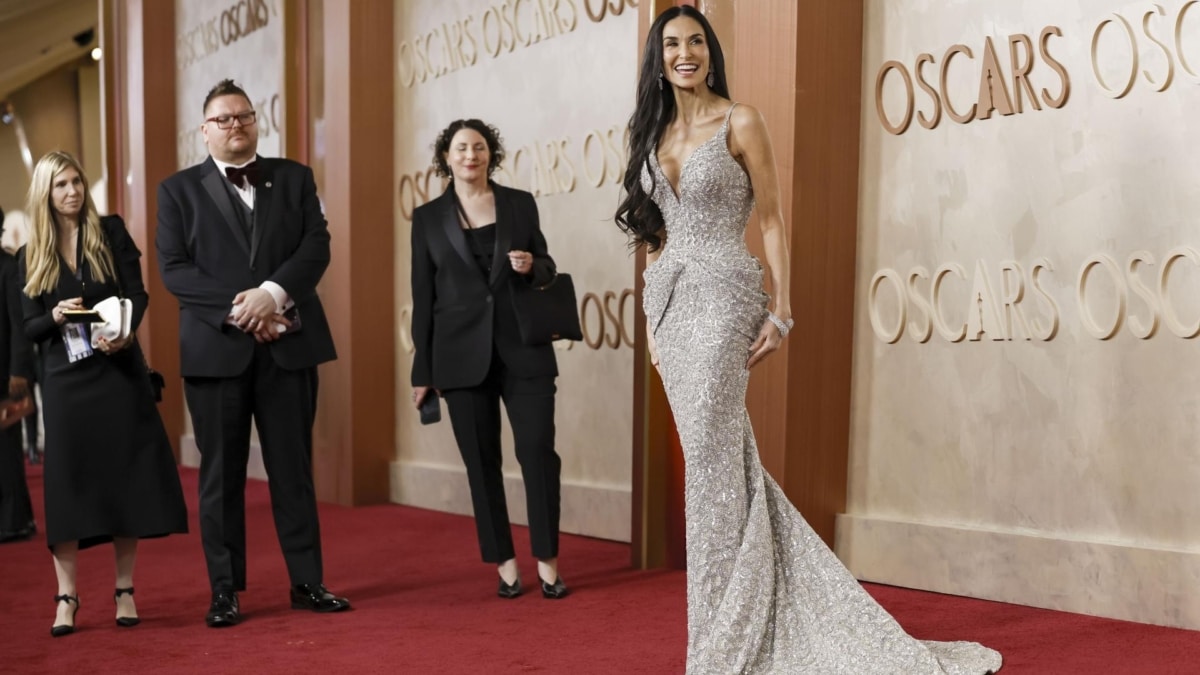 La actriz Demi Moore en la alfombra roja de los Premios Oscar