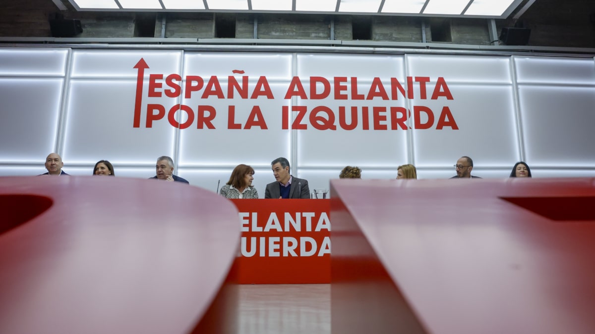 MADRID, 10/03/2025.- El presidente del Gobierno y secretario general del Partido Socialista, Pedro Sánchez (c), conversa con la presidenta del PSOE, Cristina Narbona (4i), al inicio de la reunión de la Comisión Ejecutiva Federal del PSOE, este lunes en la sede del partido en Madrid. EFE/ Juan Carlos Hidalgo