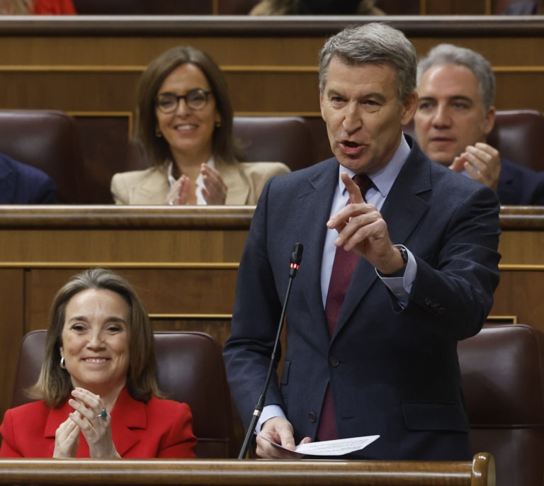 Feijóo sorprende atacando a Sánchez por el control de Prisa y no por el gasto militar: "No juegue con Telefónica, tiene miedo a la libertad"