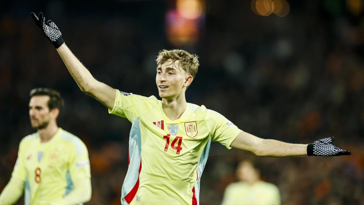 Dean Huijsen jugando su debut con España frente a Países Bajos en la Nations League