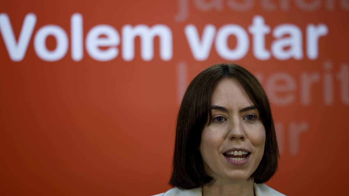 GRAFCVA6233. VALENCIA, 12/03/2025.- La secretaria general del PSPV-PSOE, Diana Morant, durante la reunión de la Comisión Ejecutiva Nacional (CEN) del partido, en la que va a "mover ficha" para que el president de la Generalitat, Carlos Mazón, no siga al frente del Ejecutivo autonómico tras su gestión de la dana, aunque ha descartado que esa medida sea una moción de censura al considerar que "no es útil", ya que no cuentan con los votos suficientes para que sea aprobada. EFE/Biel Aliño