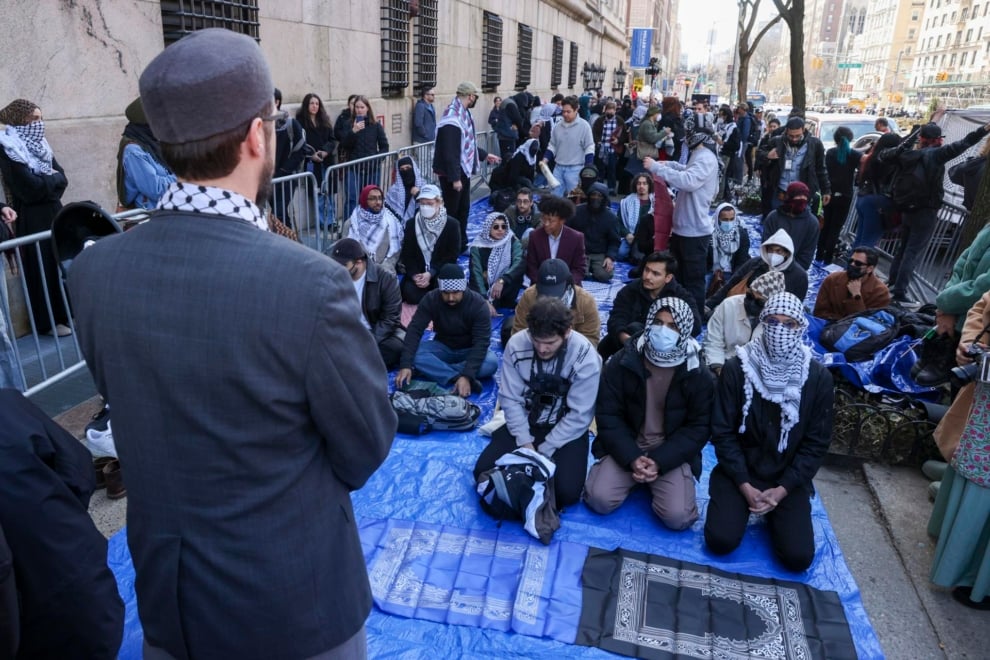 Un rezo a las puertas de la Universidad de Columbia por el arresto del estudiante palestino Mahmoud Khalil, en Nueva York.