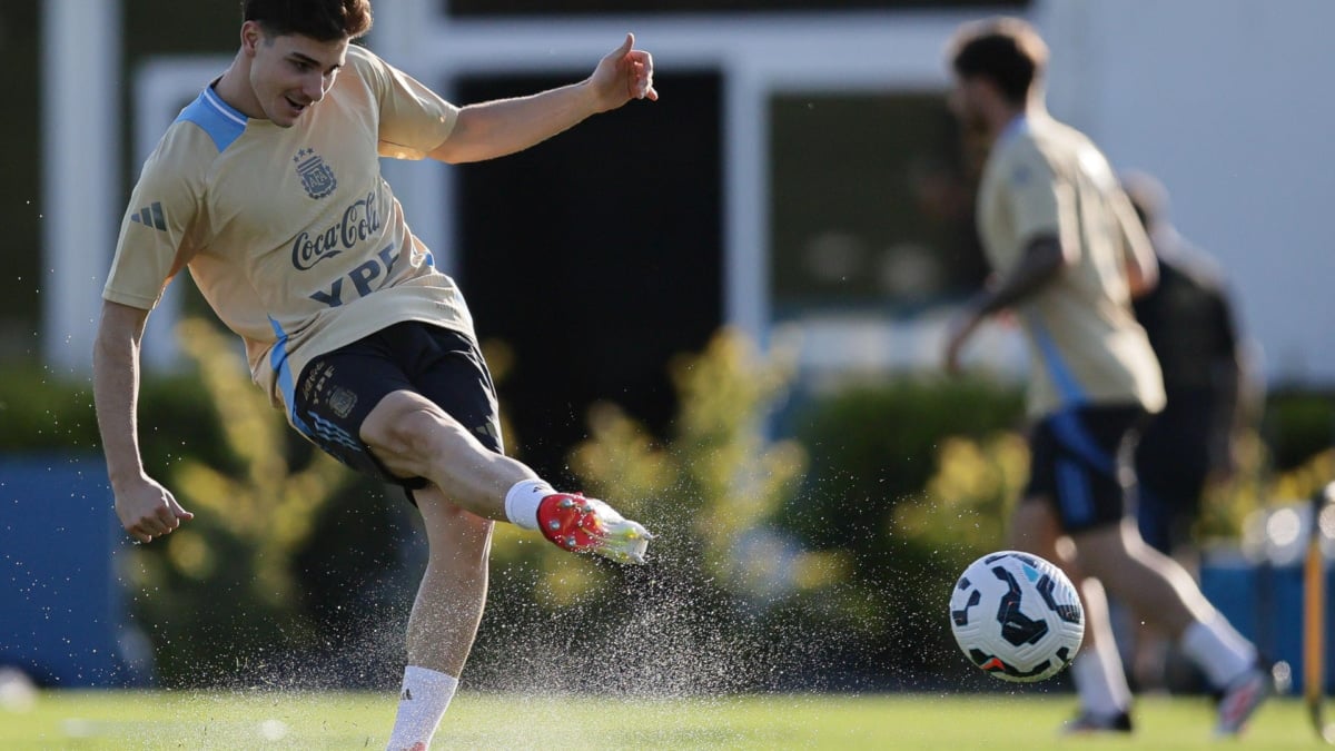 Julián Álvarez en el entrenamiento previo al partido frente a Uruguay