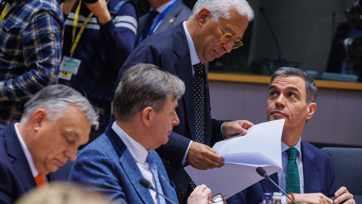 BRUSSELS (Belgium), 06/03/2025.- (L-R) Hungarian Prime Minister Viktor Orban, Belgian Prime Minister Bart De Wever, EU Council President Antonio Costa and Spanish Prime Minister Pedro Sanchez during a European Council meeting in Brussels, Belgium, 06 March 2025. The EU leaders are convening for a special summit to discuss ongoing support for Ukraine and enhance European defence. (Bélgica, Ucrania, Bruselas) EFE/EPA/OLIVIER MATTHYS