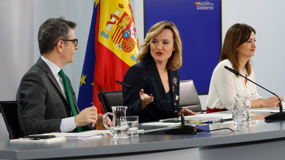 MADRID (ESPAÑA), 25/03/2025.- La ministra de Educación y portavoz del Gobierno, Pilar Alegría (c) la ministra de Juventud e Infancia, Sira Rego (d) y el ministro de Justicia y Presidencia, Félix Bolaños (i) durante la rueda de prensa tras el Consejo de Ministros celebrado este martes en el Palacio de La Moncloa, Madrid. EFE/JP Gandul