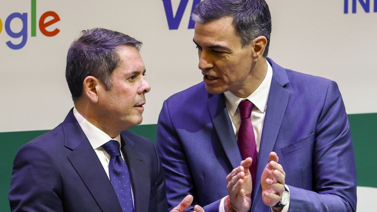 El presidente del Gobierno Pedro Sánchez (d) junto al presidente de CEPYME, Gerardo Cuerva (d), durante el acto de entrega de los XI Premios Cepyme en Madrid, este miércoles.