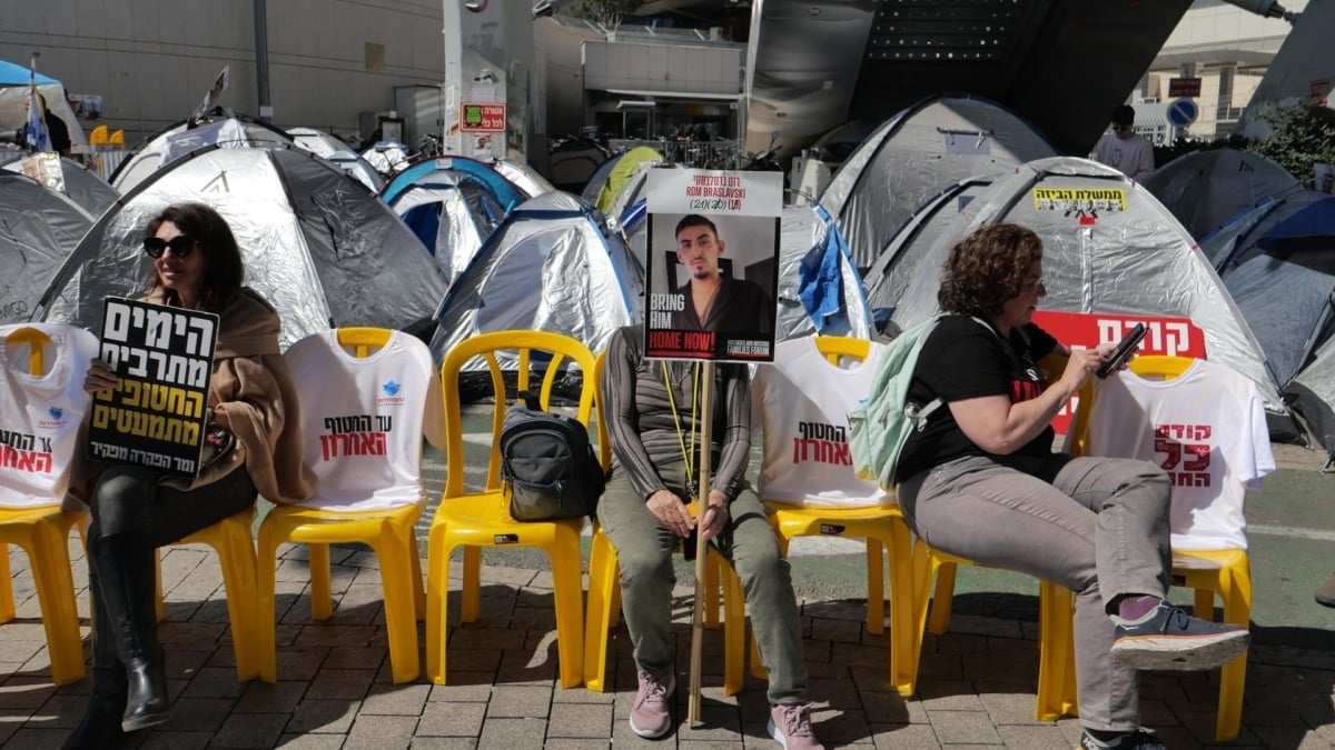 Las familias de los rehenes acusan a Netanyahu de poner en riesgo sus vidas mientras la mediación trata de salvar la tregua