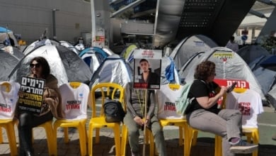 Las familias de los rehenes acusan a Netanyahu de poner en riesgo sus vidas mientras la mediación trata de salvar la tregua