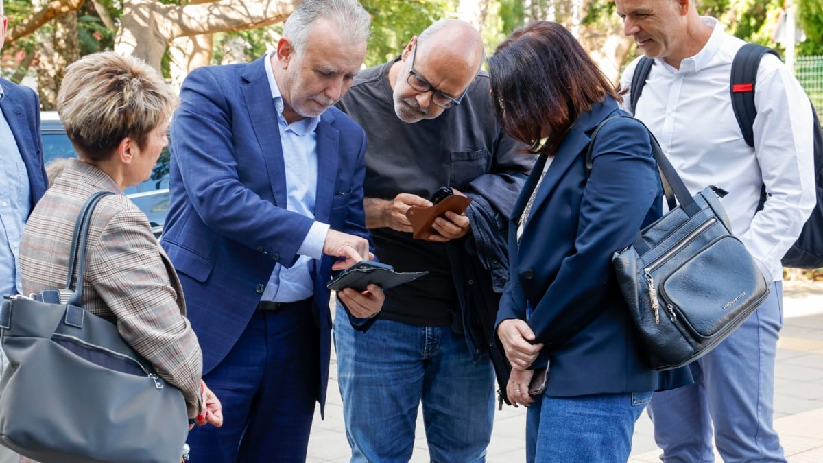 LAS PALMAS DE GRAN CANARIA, 19/03/2025.- El ministro de Política Territorial y Memoria Democrática, Ángel Víctor Torres, ha abogado por "defender a las víctimas del orden internacional, como el pueblo ucraniano". Asimismo, ha destacado "la importancia de que hoy defendamos el vivir en un estado de derecho, en el que podamos opinar lo que nos plazca", derechos que se perdieron durante cuatro décadas. en la imagen, Torres (2i), momentos antes de inaugurar este miércoles en Las Palmas de Gran Canaria la jornada 'España, del aislamiento a la incorporación a Europa', que busca acercar a los jóvenes "los 40 años de dictadura y los derechos que se perdieron en esa etapa oscura". EFE/ Elvira Urquijo A.