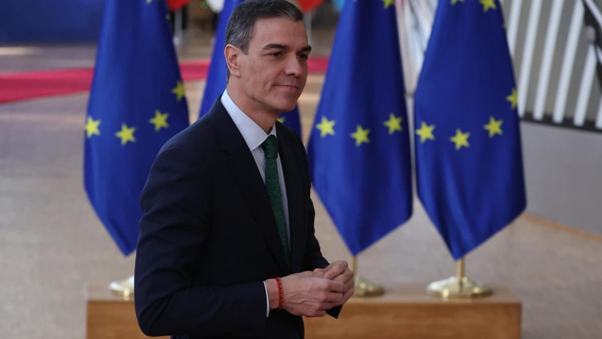 El presidente del Gobierno español, Pedro Sánchez, habla con la prensa a su llegada a una reunión del Consejo Europeo en Bruselas, Bélgica, 06 de marzo 2025.