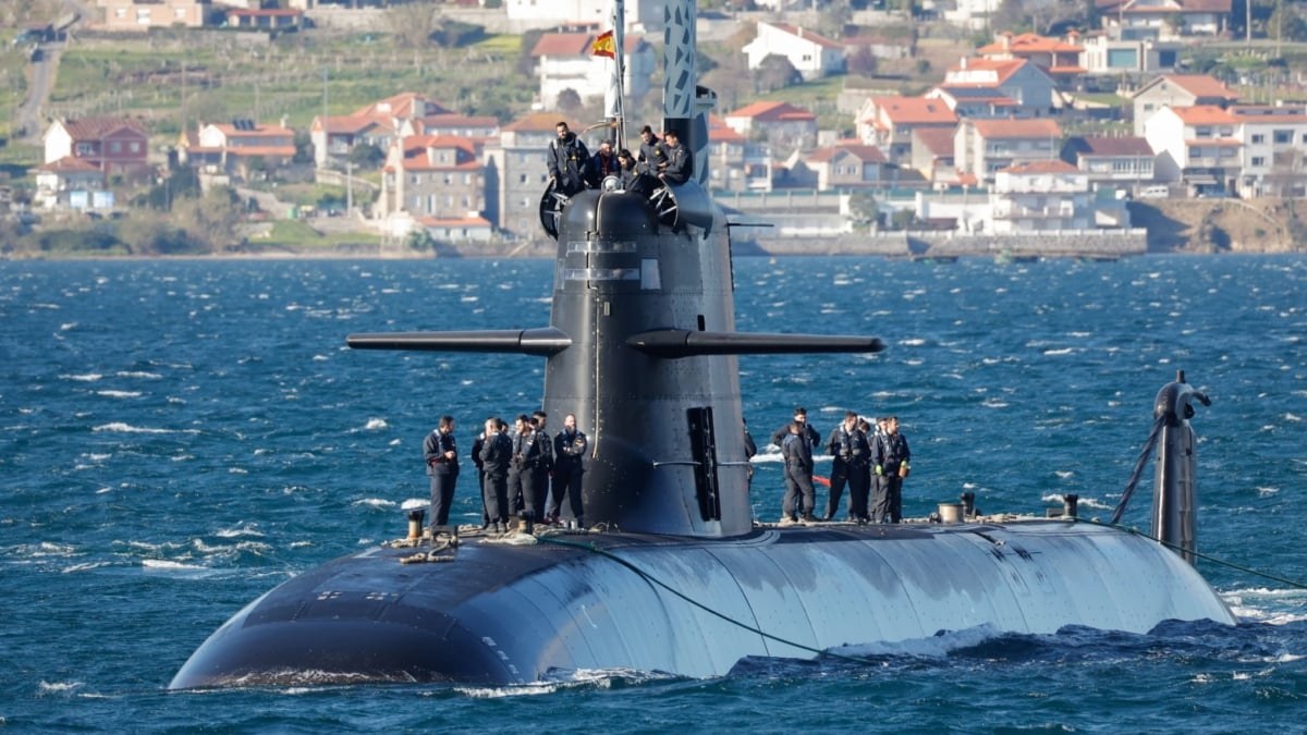 El submarino Isaac Peral (S-81) a su llegada a la Escuela Naval Militar de Marín en su primera navegación nacional desde Cartagena a Galicia.