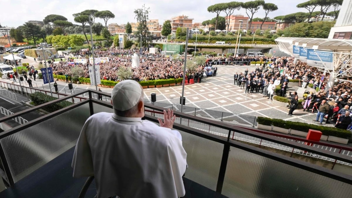 El Papa Francisco en su primer encuentro con sus seguidores tras cinco semanas en el hospital