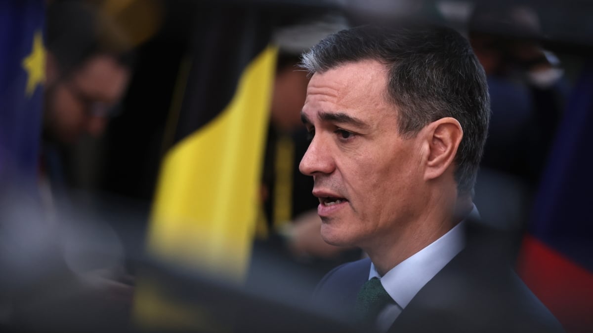 BRUSSELS (Belgium), 06/03/2025.- Spanish Prime Minister Pedro Sanchez talks to the press as he arrives for an European Council meeting in Brussels, Belgium, 06 March 2025. The EU leaders are convening for a special summit to discuss ongoing support for Ukraine and enhance European defence. (Bélgica, Ucrania, Bruselas) EFE/EPA/CHRISTOPHE PETIT TESSON