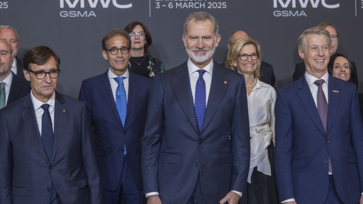 El rey de España Felipe VI (c), el director general del Mobile World Congress, Mats Granyrd (d), y el presidente de la Generalitat, Salvador Illa (i).