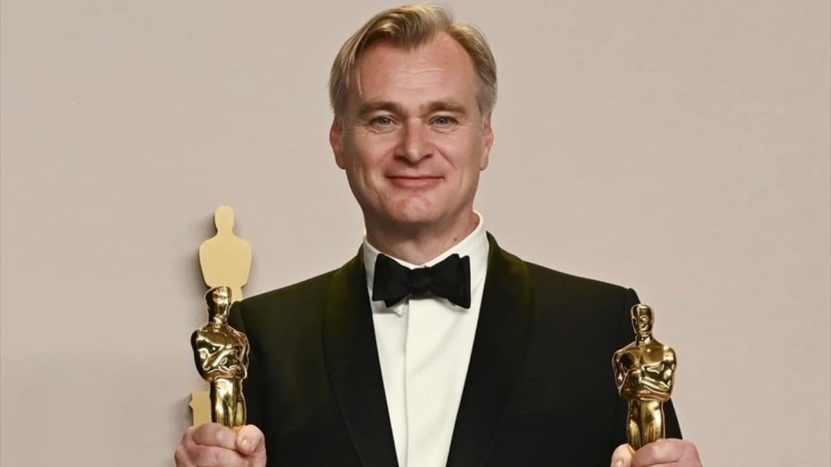 El director británico Christopher Nolan con sus dos premios Oscar por 'Oppenheimer'