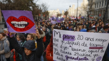 Las feministas clásicas recorren Madrid en la segunda manifestación del 8-M: "Ni cis ni trans, mujer nada más"