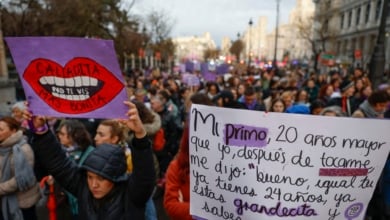 Las feministas clásicas recorren Madrid en la segunda manifestación del 8-M: "Ni cis ni trans, mujer nada más"