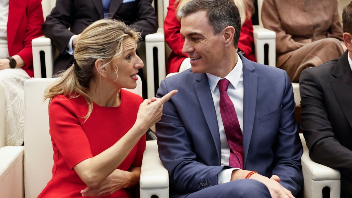 MADRID, 05/03/2025.- El presidente del Gobierno Pedro Sánchez (d) conversa con la vicepresidenta segunda y ministra de Trabajo, Yolanda Díaz (i), durante el acto de entrega de los XI Premios Cepyme. EFE/ Chema Moya