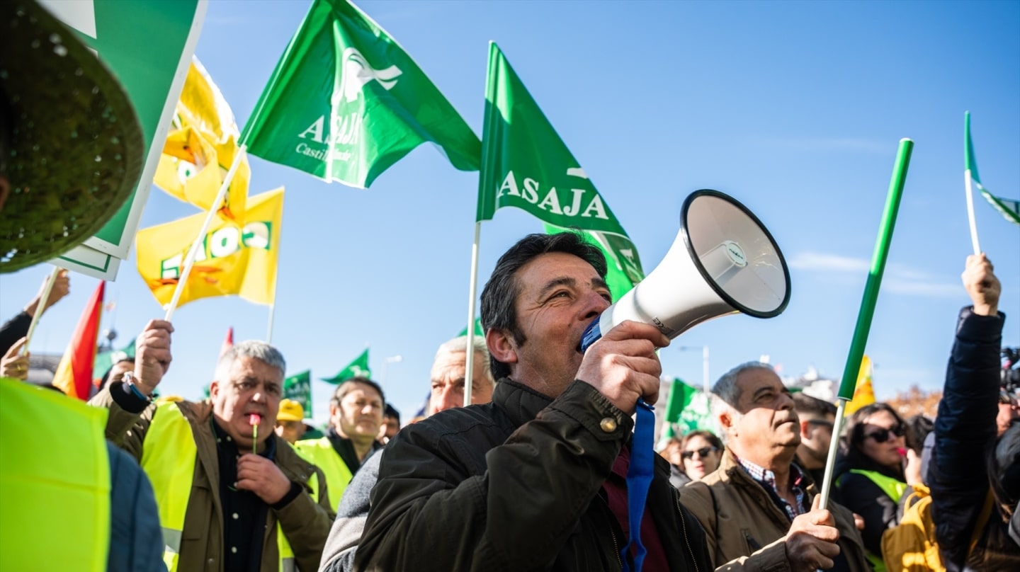 Un hombre con un megáfono durante una protesta de agricultores y ganaderos frente al Ministerio de Agricultura, a mediados de diciembre de 2024