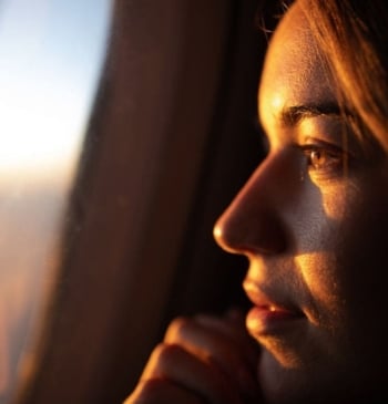 Esto es lo que ocurre si te maquillas al montar en avión