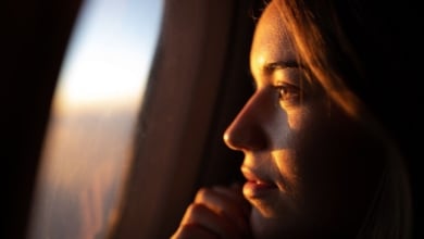 Esto es lo que ocurre si te maquillas al montar en avión