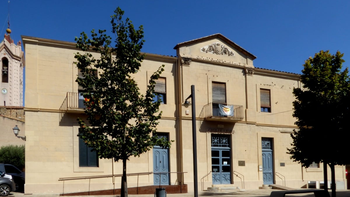 Un juez da 48 horas de plazo a la alcaldesa de Verges para que quite la bandera independentista y coloque la española